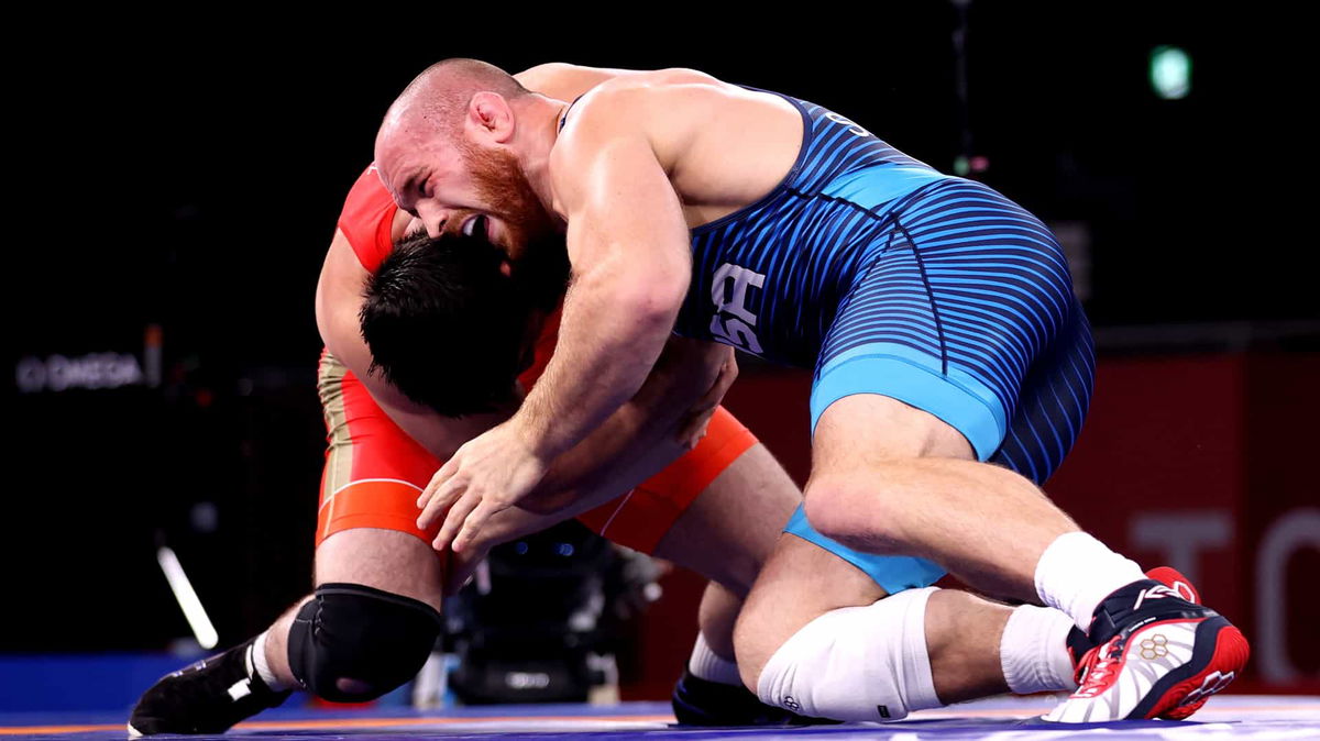 Kyle Snyder gets tangled up