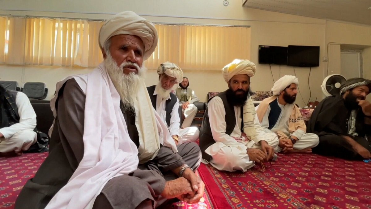 <i>CNN</i><br/>A meeting at a local court set up by the Taliban in Gardez is seen.