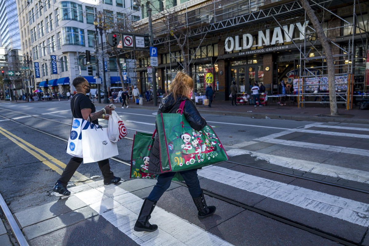 <i>David Paul Morris/Bloomberg/Getty Images</i><br/>Pedestrians wearing protective masks carry shopping bags in San Francisco