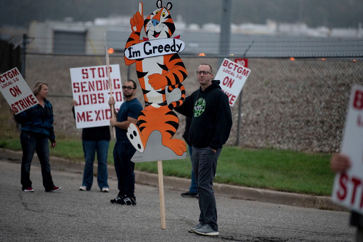 <i>Alyssa Keown/Battle Creek Enquirer/USA Today/Reuters</i><br/>First shift worker Travis Huffman joins other BCTGM Local 3G union members in a strike against Kellogg Co. at the Kellogg's plant on Porter Street in Battle Creek