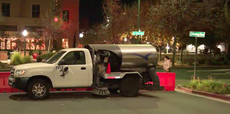 <i>KPIX</i><br/>City officials placed a truck in front of a mall as a barrier to prevent thieves from quick access to getaway vehicles.