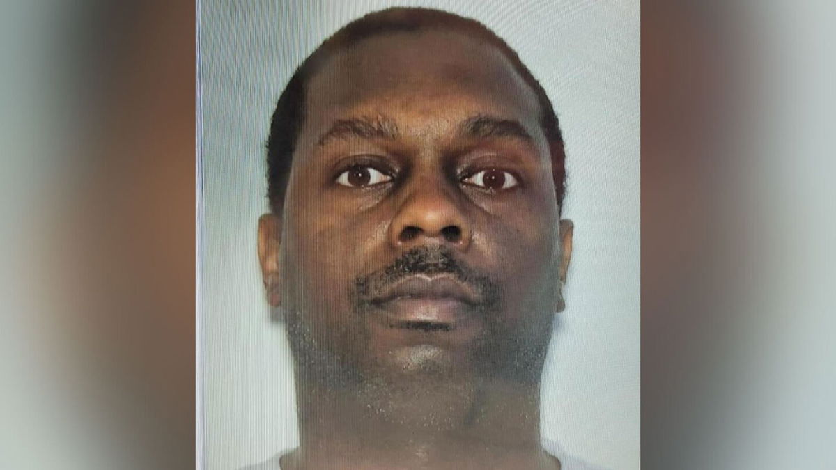 <i>Atlanta Police Department</i><br/>Authorities are searching for Kenny Wells who escaped an Atlanta airport security checkpoint after a weapon was discharged