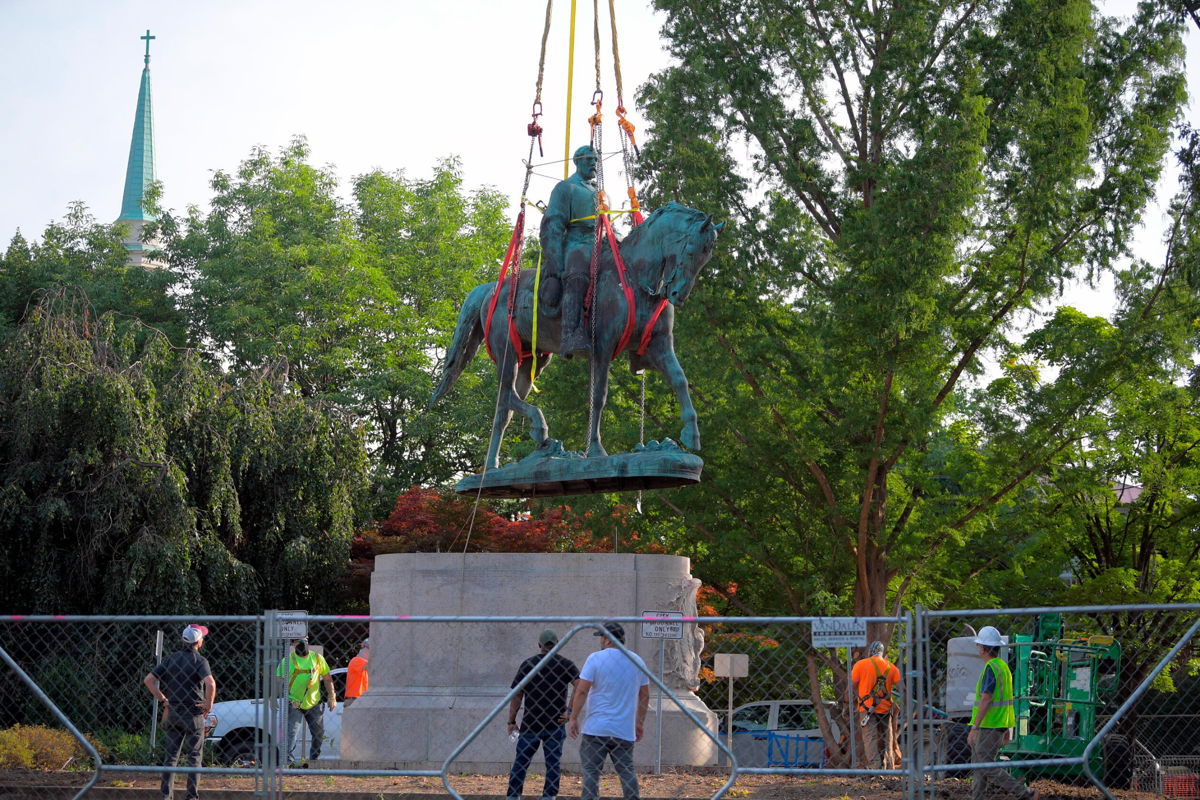 <i>John McDonnell/Washington Post/Getty Images</i><br/>A statue of Confederate general Robert E Lee