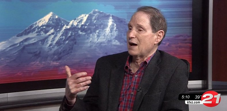 Senator Ron Wyden, D-Ore., visits NewsChannel 21 in late January 2022