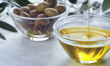 Olive oil was associated with a lower risk of death