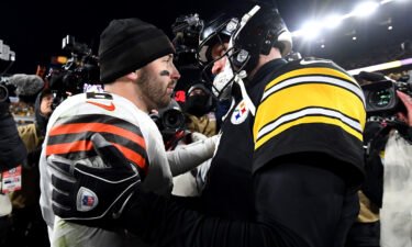 Roethlisberger talks with Mayfield after the game.