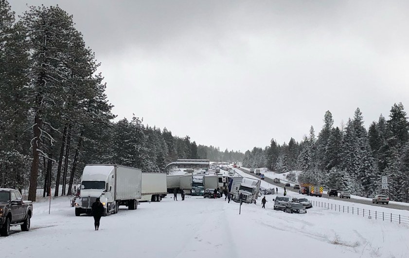 L’Interstate 84 è stata chiusa a causa di incidenti in condizioni di neve nell’Oregon orientale
