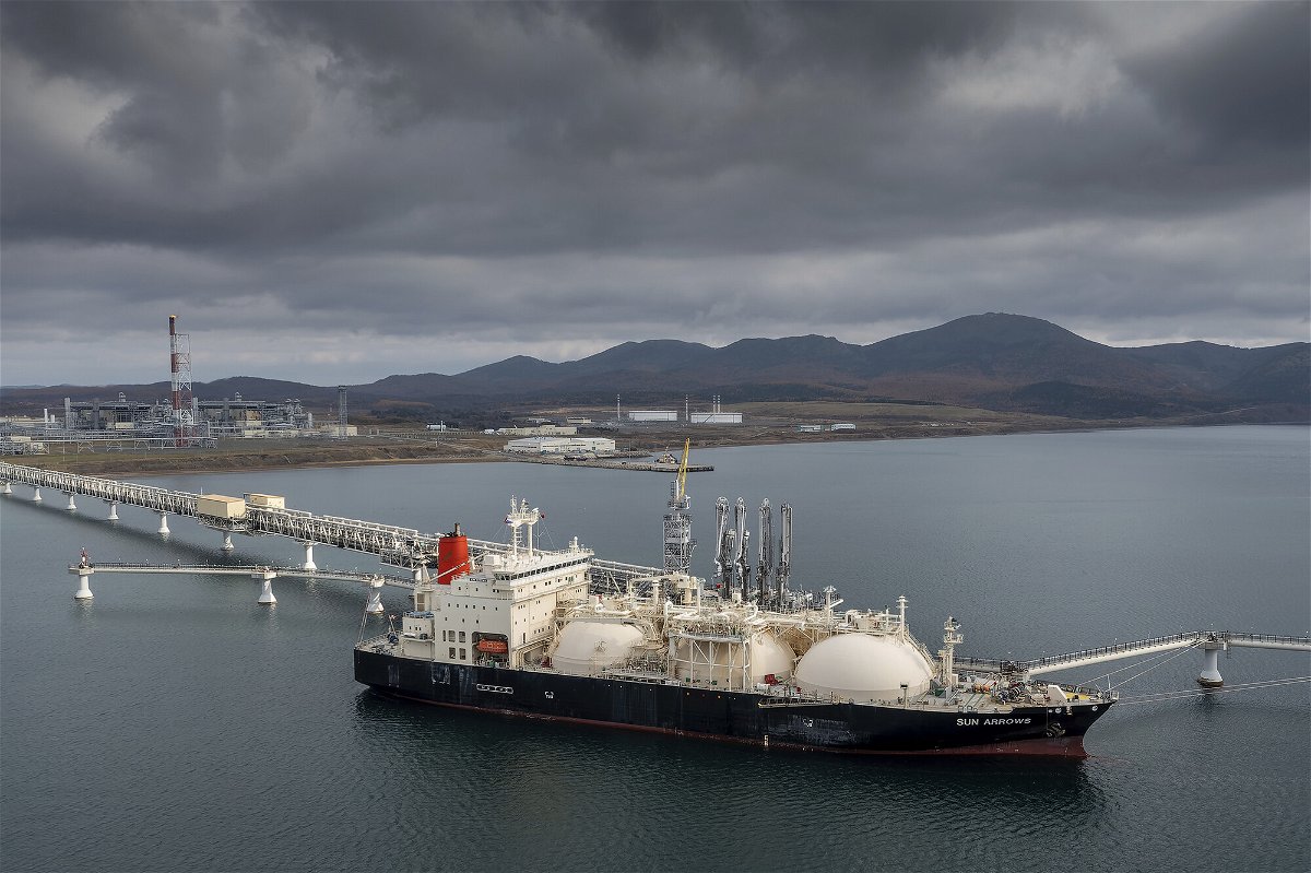 <i>AP</i><br/>The tanker Sun Arrows loads its cargo of liquefied natural gas from the Sakhalin-2 project in the port of Prigorodnoye