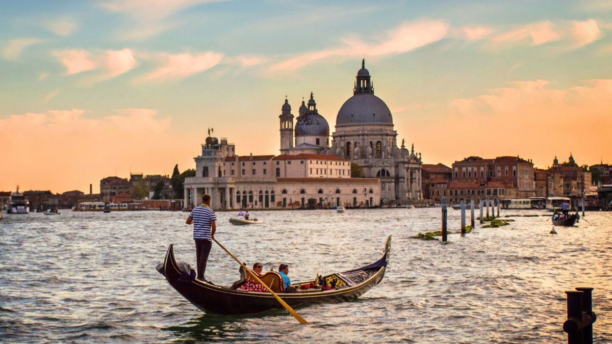 <i>Shutterstock</i><br/>Gondoliers at sunset: a recipe for romance.