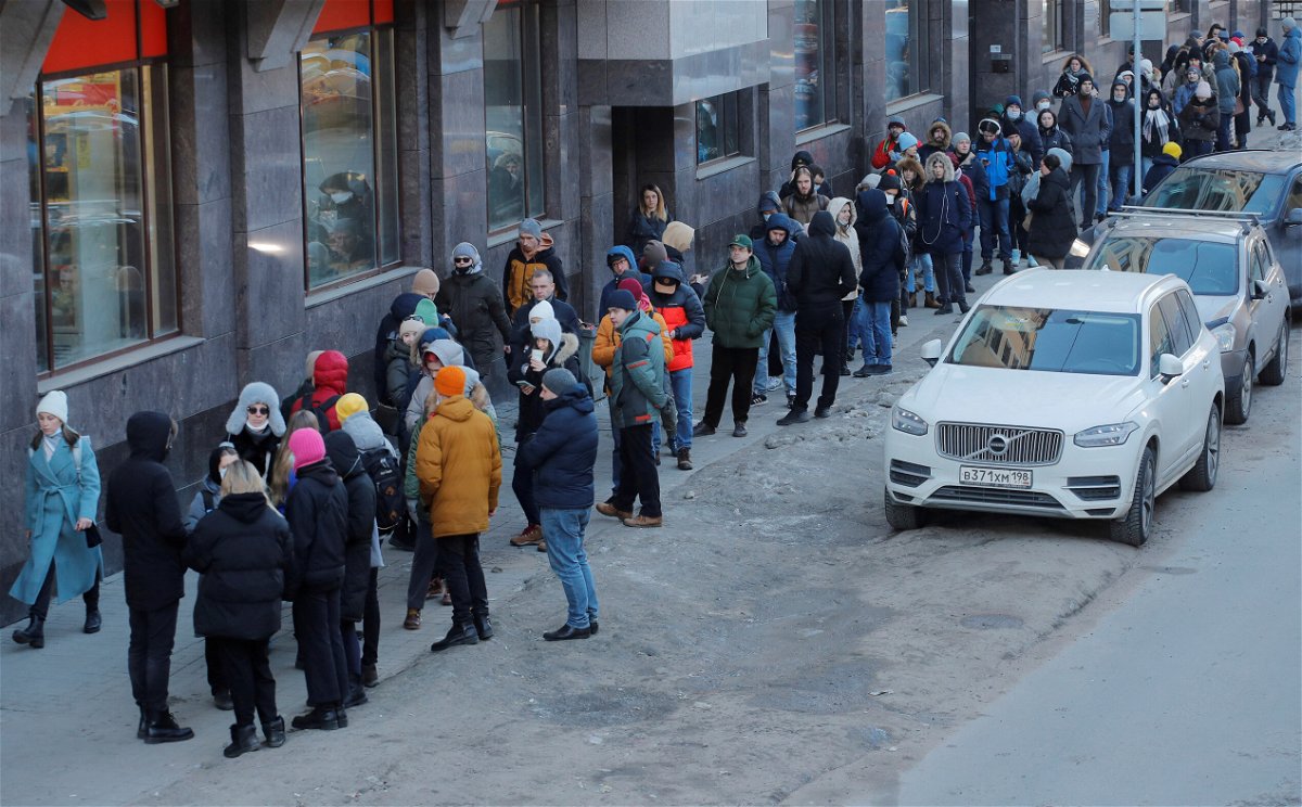 <i>ANTON VAGANOV/REUTERS</i><br/>People stand in line to use an ATM money machine in Saint Petersburg