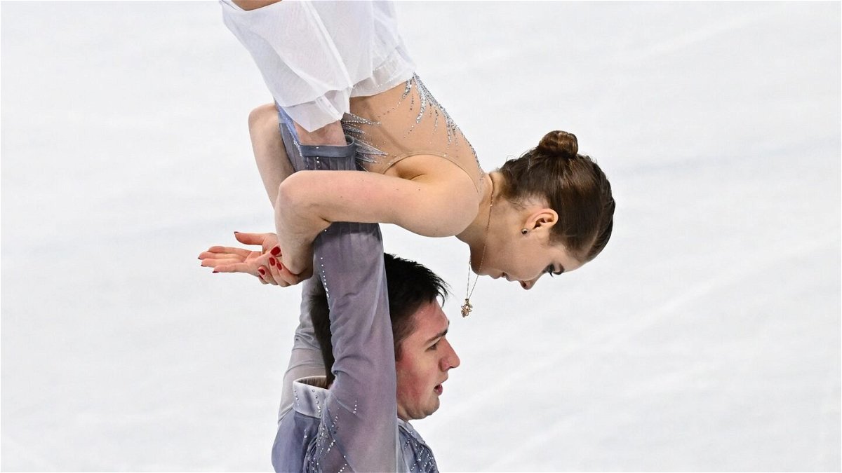 Aleksandr Gallyamov holds Anastasia Mishina above his head