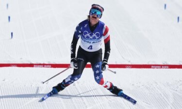 Jessie Diggins gives it her all for silver in mass start