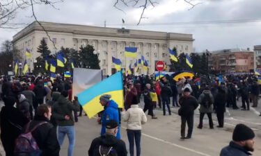 Waving Ukrainian flags and chanting
