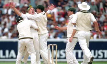 Warne celebrates with his teammates after taking the wicket Sachin Tendulkar in 1999.
