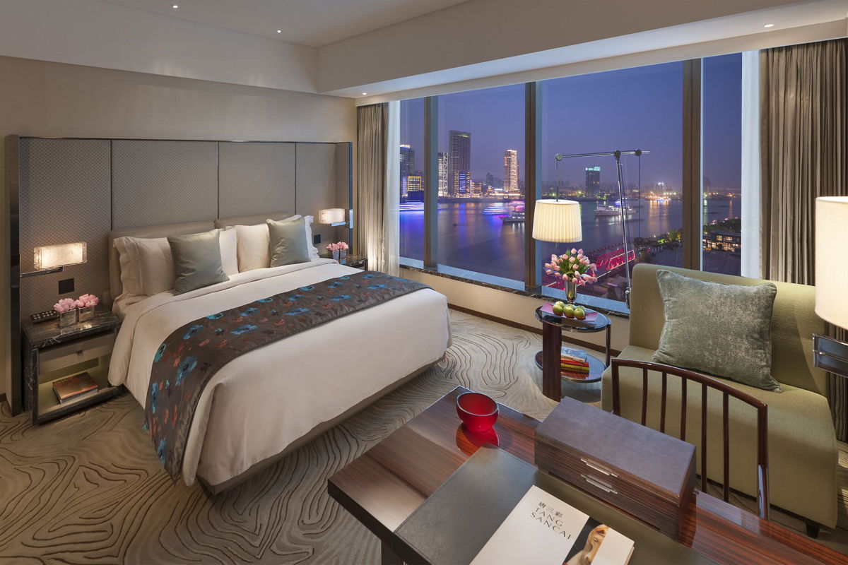 <i>Mandarin Oriental Pudong Shanghai</i><br/>The Mandarin Oriental Pudong Shanghai is one of several luxury hotels in Chinese cities accepting students aged 7 to 16 from Monday-Friday as part of a Studycation Package.