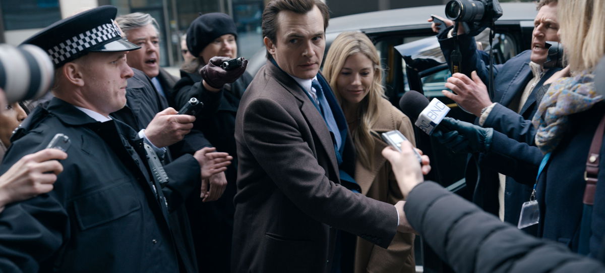 <i>Netflix</i><br/>Rupert Friend and Sienna Miller in 'Anatomy of a Scandal.'