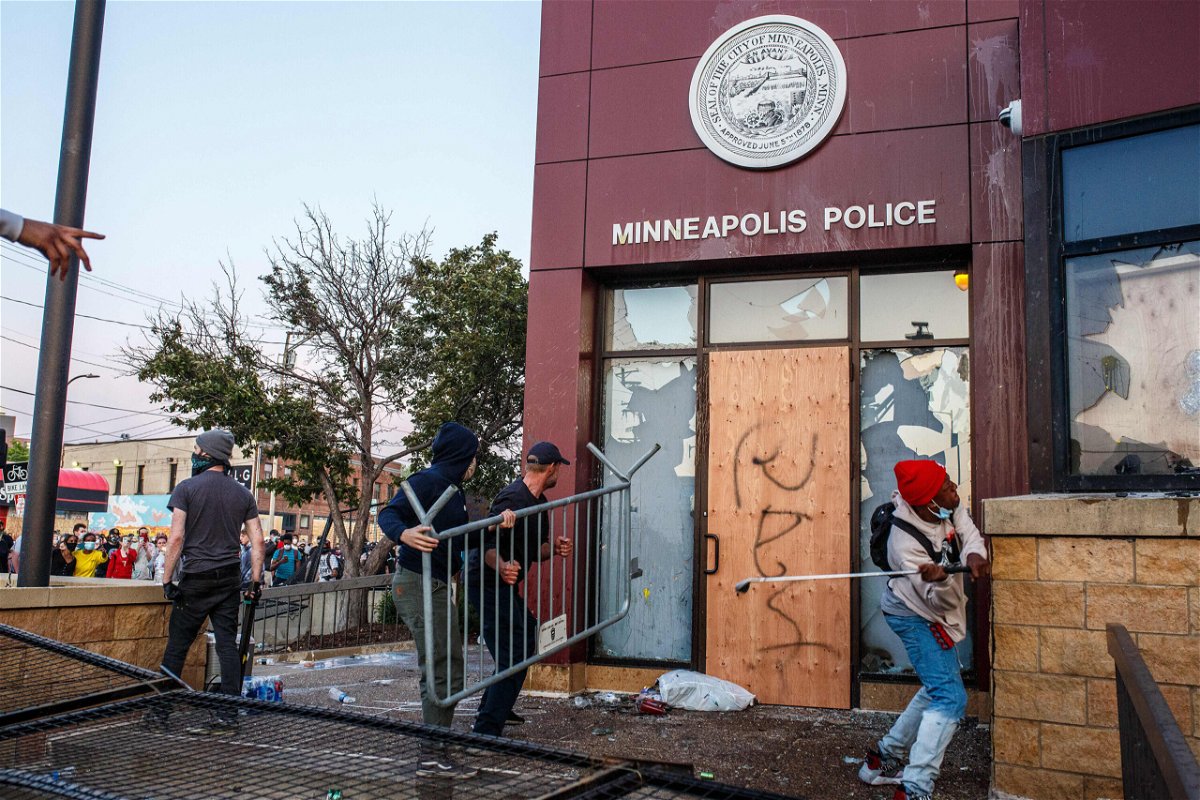 <i>Kerem Yucel/AFP/Getty Images</i><br/>Protesters use a barricade to try and break the windows of the Third Police Precinct on May 28