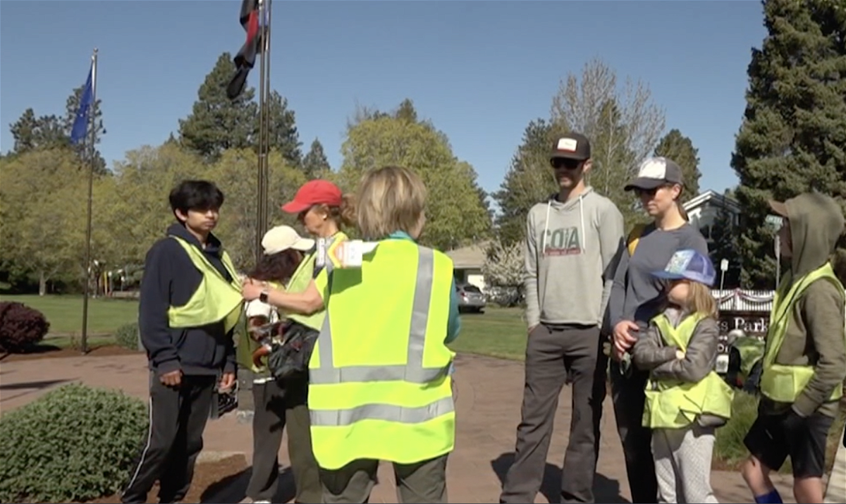 Bend ‘Let’s Pull Together’ event brings volunteers to pull weeds, remove litter, plant native pollinators