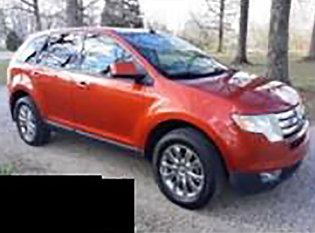 <i>From U.S. Marshals Service</i><br/>Authorities believe Vicky White and Casey White were last in a copper-colored 2007 Ford Edge SUV.