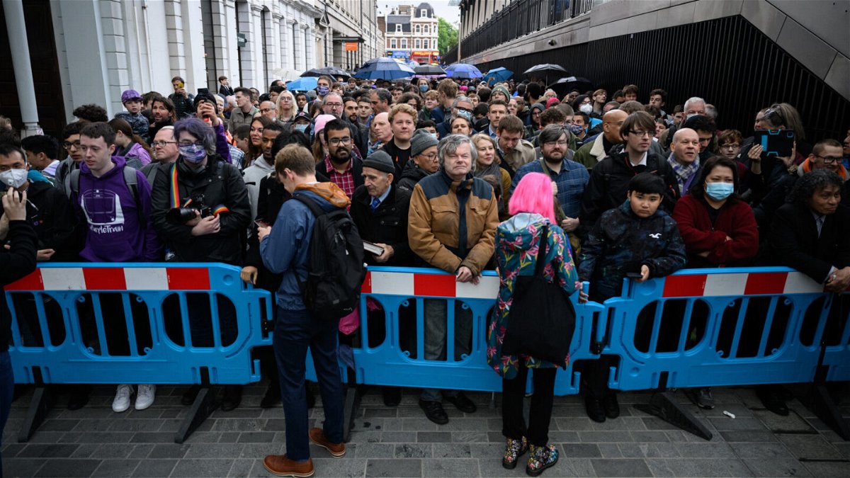 <i>Leon Neal/Getty Images</i><br/>Crowds lined up outside Paddington Station to ride the first trains on London's new Elizabeth line.
