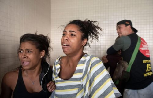 People react as victims arrive at the Getulio Vargas Hospital on May 24.