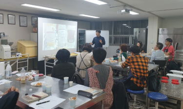 Kim Kyung-seop teaches a makgeolli brewing course.