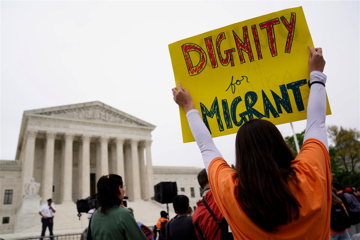 La Corte Suprema dice que Biden puede poner fin a la política de inmigración de la era Trump de «quedarse en México»