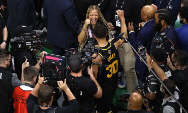 Steph Curry celebrate the win with his mother Sonya.