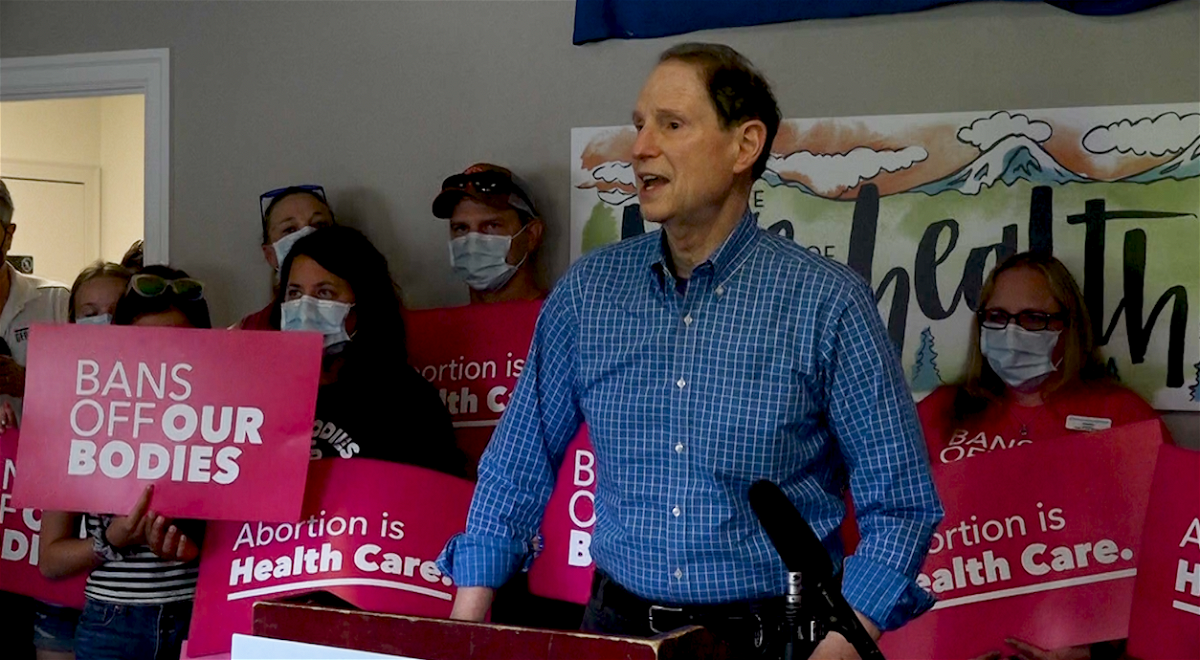 Sen. Ron Wyden visits Planned Parenthood in Bend for news conference to discuss Roe v. Wade