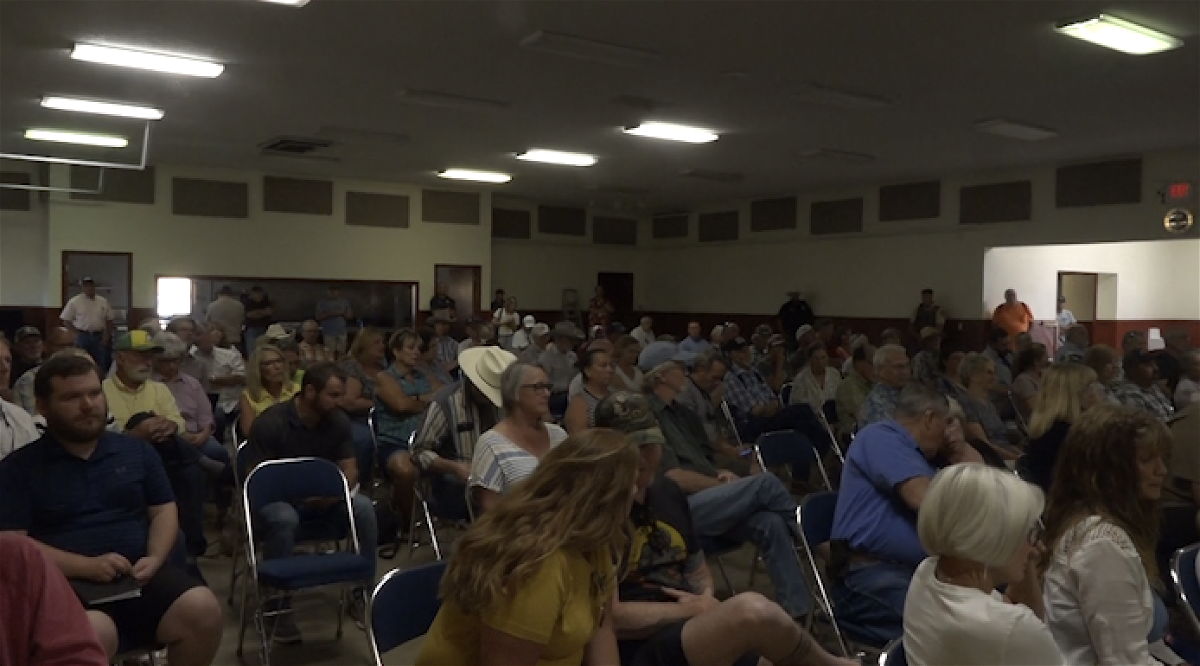 Larger venue, loud crowd at Crook County hearing on proposed Powell Butte destination resort