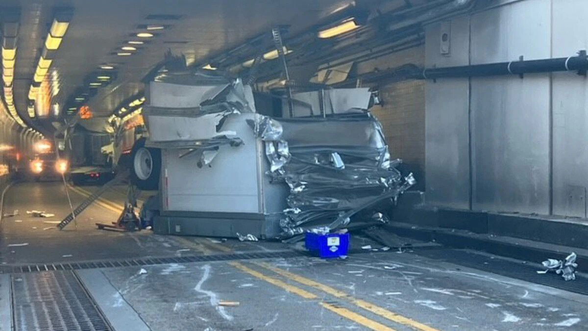 <i>WALA</i><br/>The Bankhead Tunnnel in downtown Mobile is closed in both directions this morning following a single-vehicle accident involving an 18-wheeler.