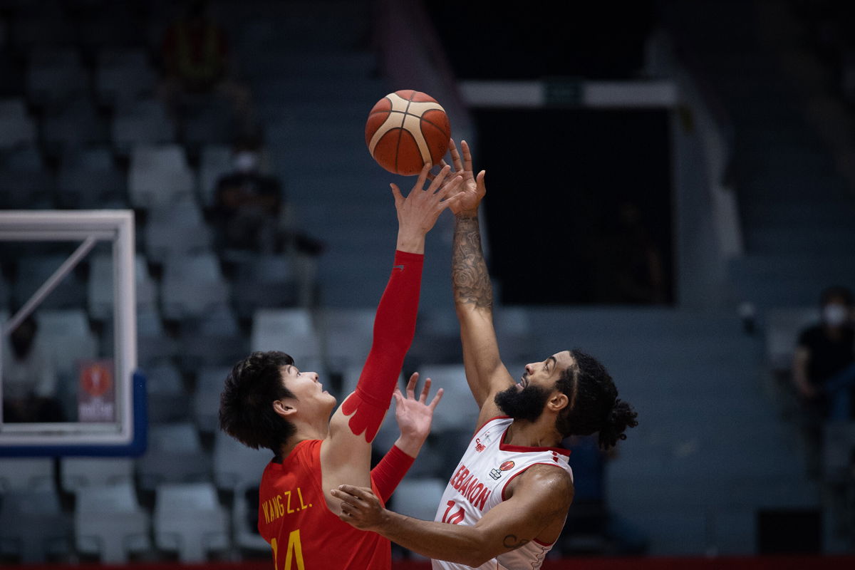 <i>Robertus Pudyanto/Getty Images</i><br/>Tip-off during the FIBA Asia Cup quarterfinal between Lebanon and China.