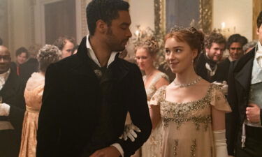 Regé-Jean Page pictured with Phoebe Dynevor in "Bridgerton" Season 1