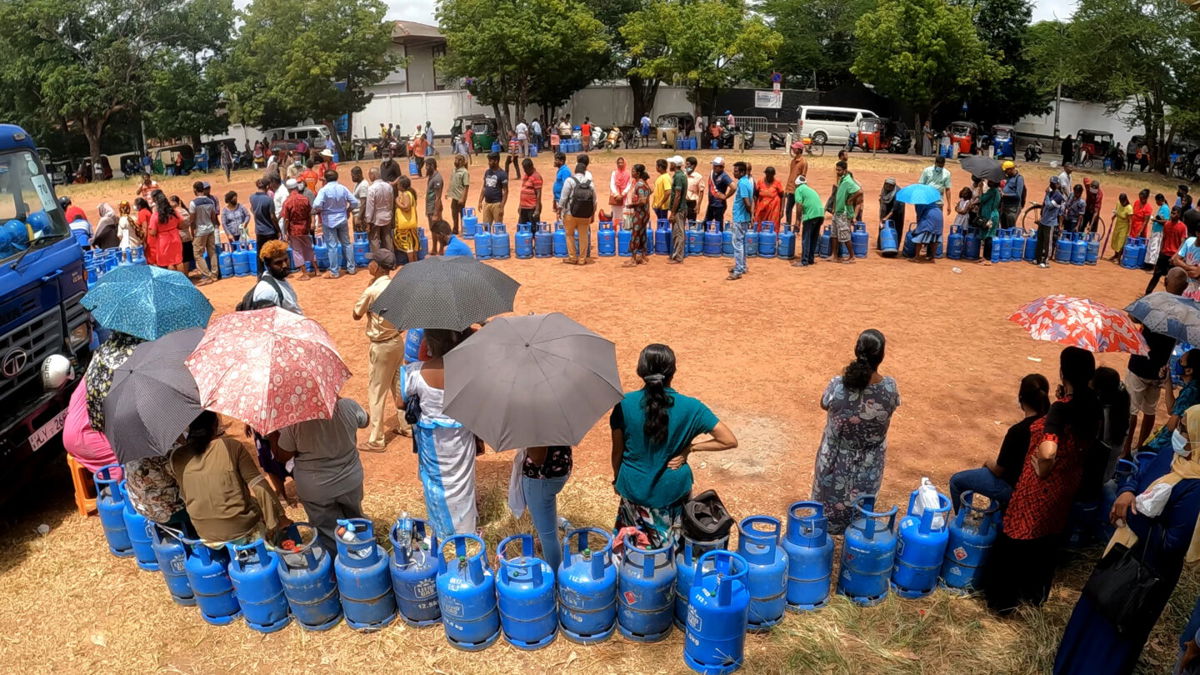 <i>Tharaka Basnayaka/NurPhoto/Getty Images</i><br/>Sri Lankans wait in line for gas cylinders in Colombo.