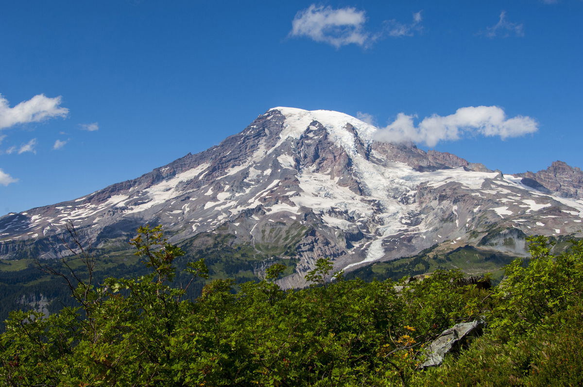 <i>Wolfgang Kaehler/LightRocket/Getty Images</i><br/>A Canadian climber fell to his death in Mount Rainier National Park in Washington state