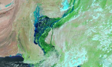 Striking new satellite images that reveal the extent of Pakistan's record flooding show how an overflowing Indus River has turned part of Sindh Province into a 100 kilometer-wide inland lake.