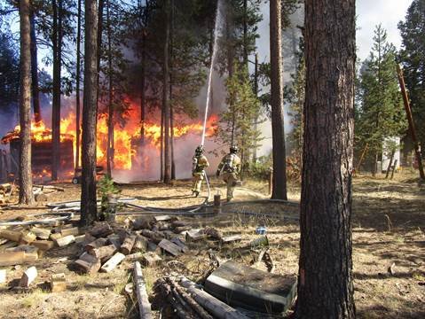 Fire destroys La Pine home, threatens neighbors, prompting evacuations; cause under investigation