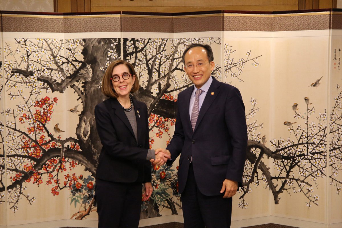 Gov. Brown meets with South Korean Deputy Prime Minister Choo Kyung-ho during trade mission