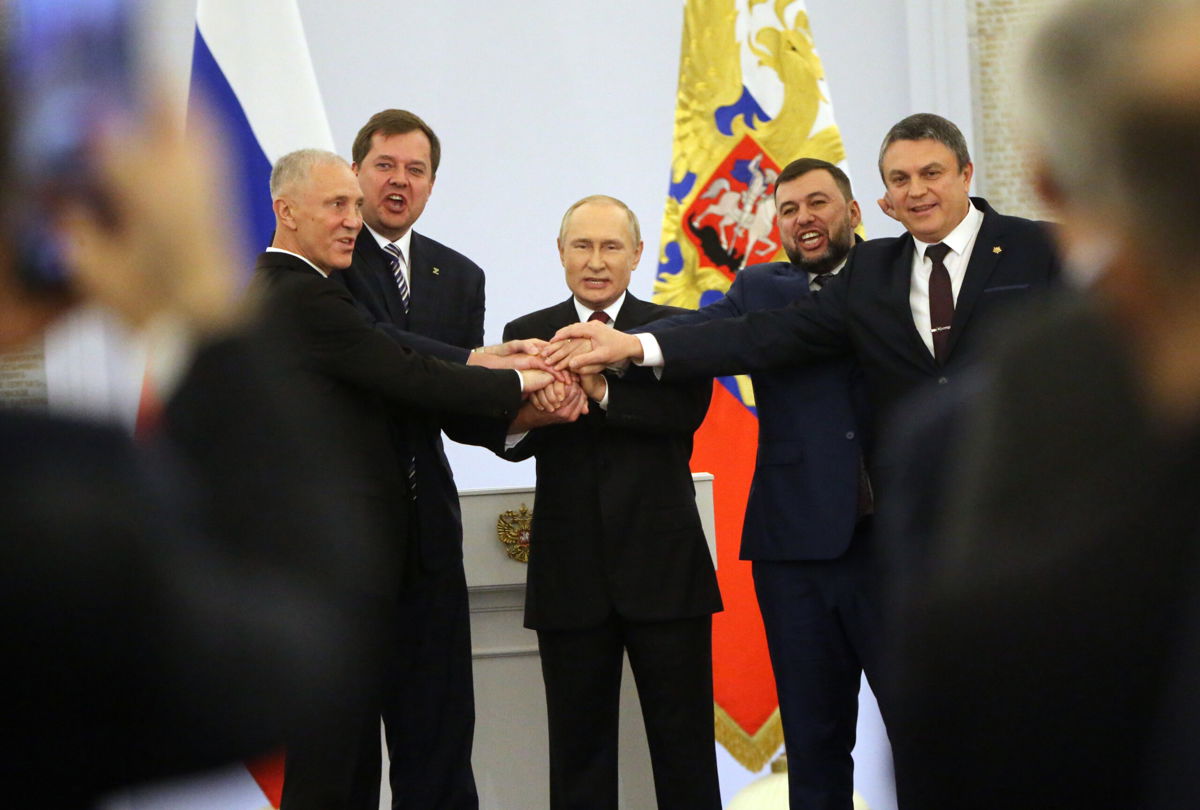 <i>Getty Images</i><br/>Russian President Vladimir Putin (C) with Ukrainian separatist regional leaders Vladimir Saldo (L)