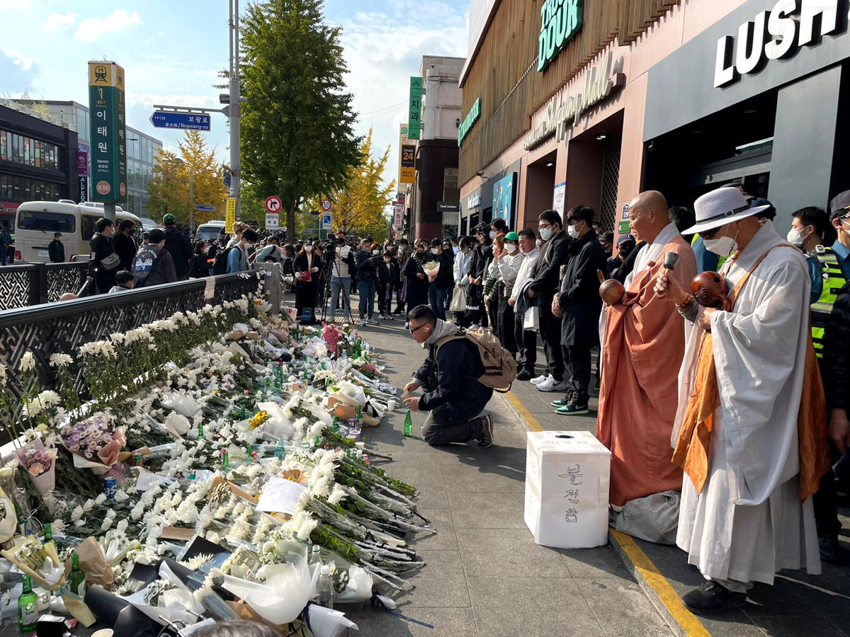 <i>Rebecca Wright/CNN</i><br/>Mourners pay tribute for victims of the deadly Halloween crowd surge in Seoul on October 31.