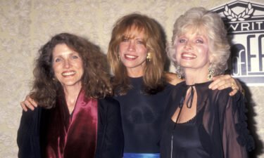 Singer Carly Simon paid tribute to her two sisters