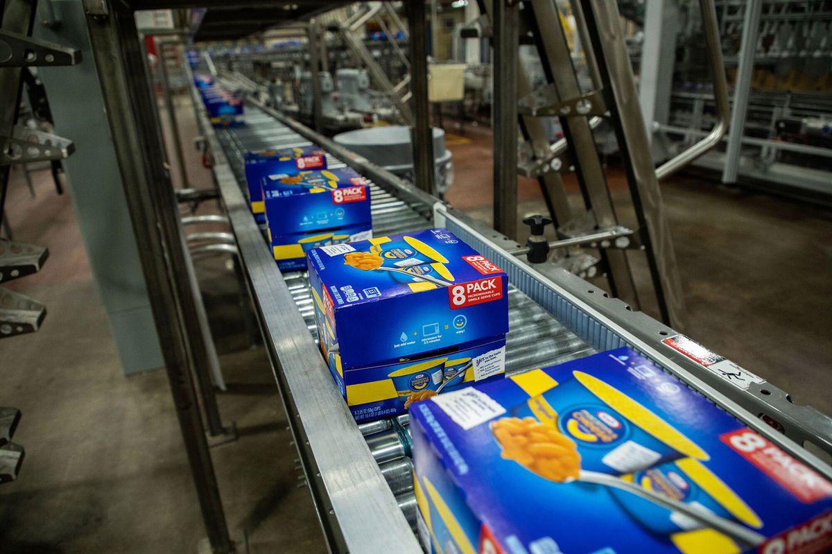 <i>Zbigniew Bzdak/Chicago Tribune/Tribune News Service/Getty Images</i><br/>Packages of Easy Mac Macaroni & Cheese Cups move along the production line on March 27