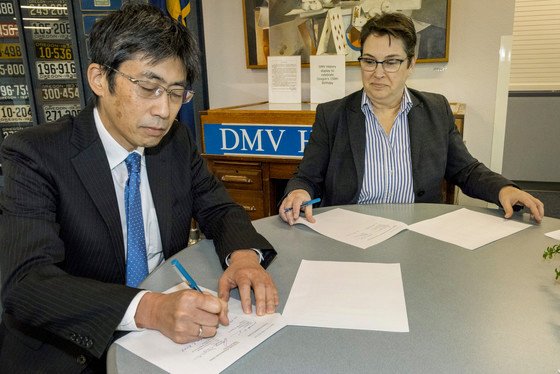 Japan Consul General Masaki Shiga and Oregon DMV Administrator Amy Joyce sign reciprocity agreement between Japan and Oregon

