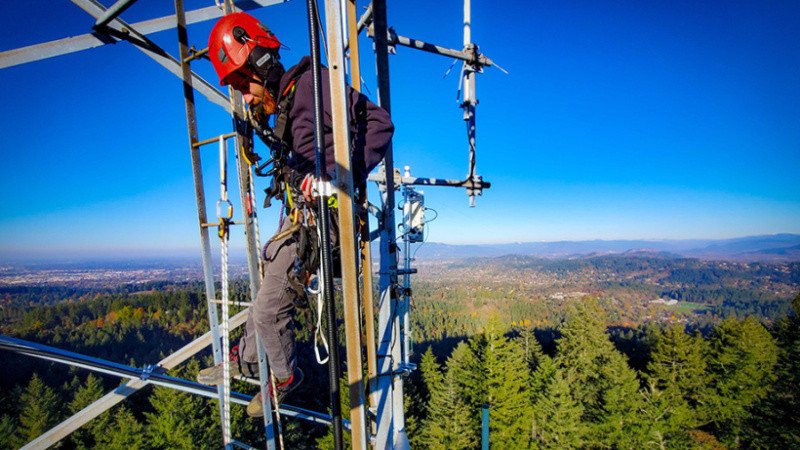 Oregon Hazards Lab member installs new wildfire-spotting camera on telecommunications tower