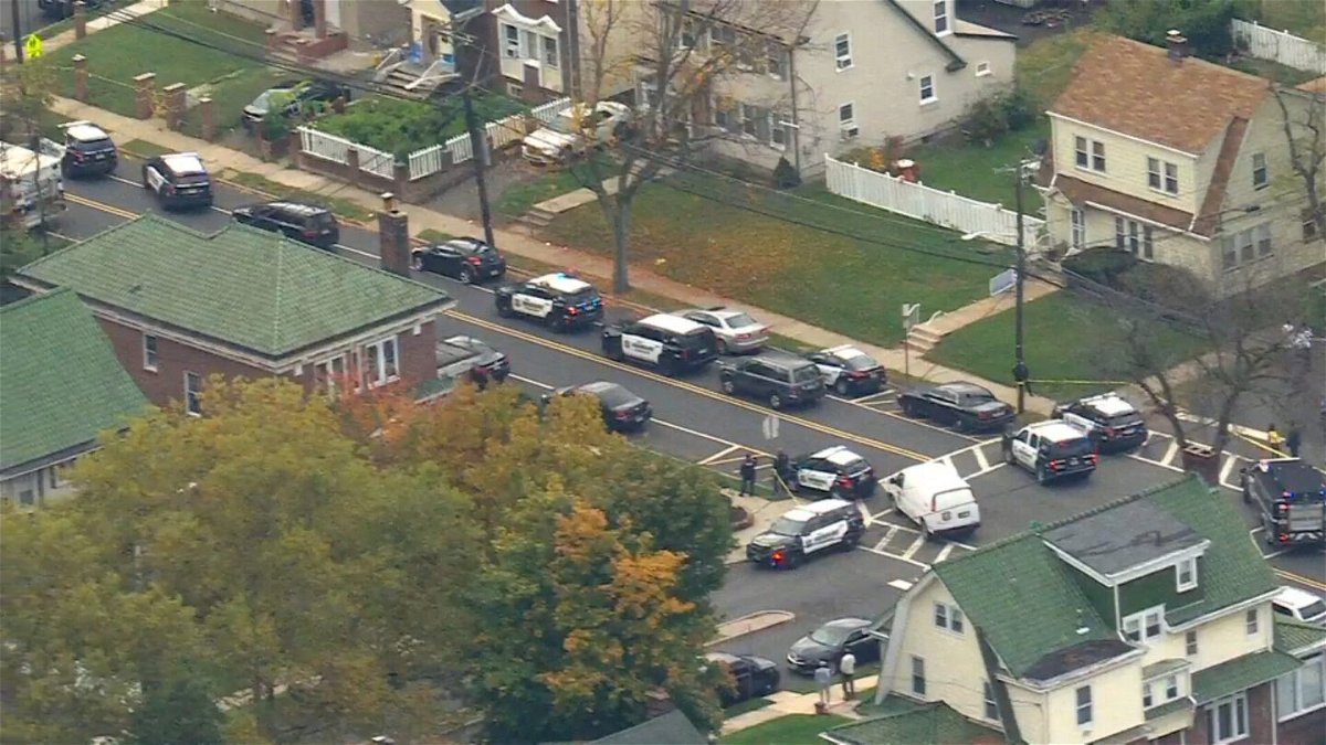 <i>WABC</i><br/>Heavy police presence is seen at a residential building in the area of Chancellor Avenue and Van Velsor Place in Newark