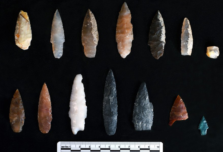 Stone projectile points discovered buried inside and outside of pit features at the Cooper’s Ferry site, Area B