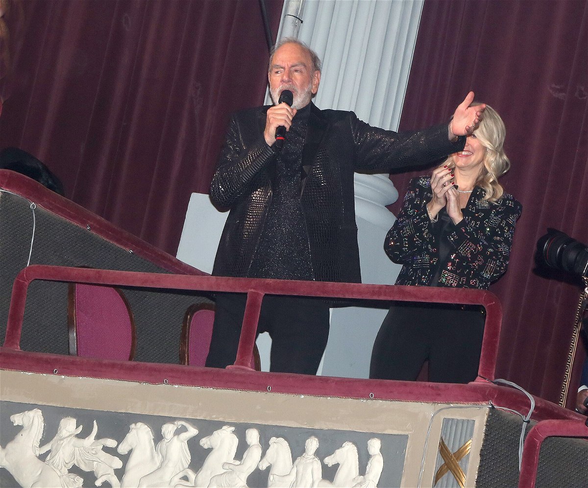 Neil Diamond surprises audience with 'Sweet Caroline' performance