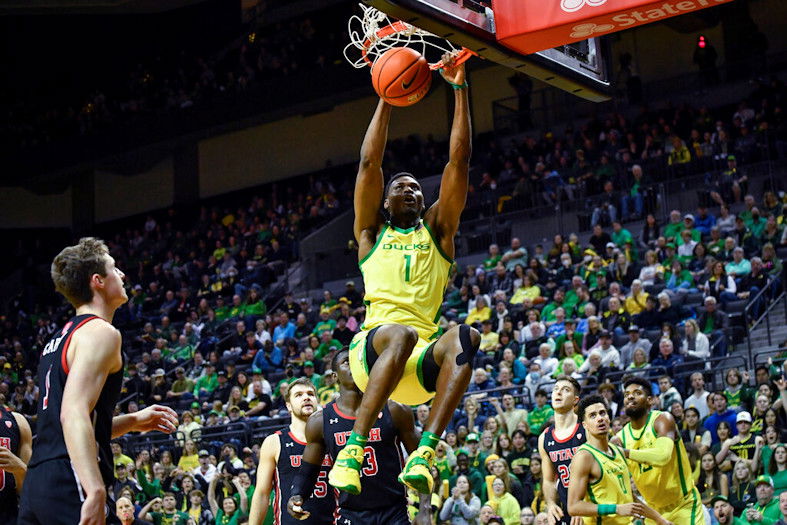 Oregon center N'Faly Dante (1) dunks against Utah during the first half of Saturday night's game