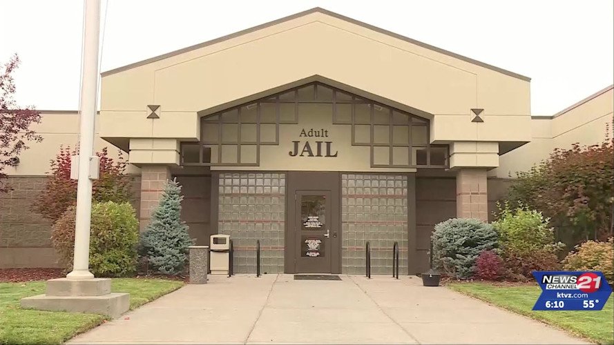 Deschutes County Jail inmate found unresponsive in cell, rushed to
