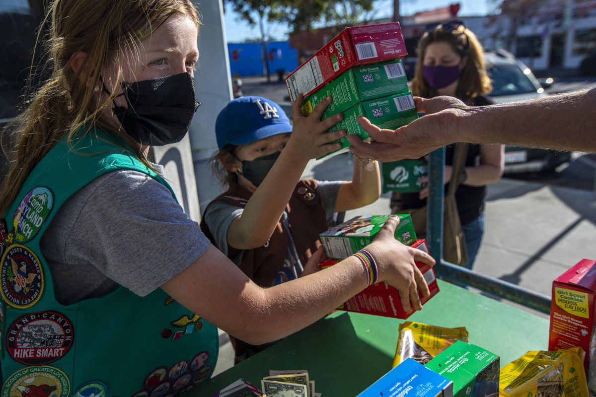 <i>Francine Orr/Los Angeles Times/Getty Images</i><br/>It's Girl Scout cookie season again. Two young girls sell Girl Scout cookies in Los Angeles on February 11